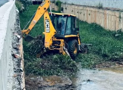 Após pressão popular, Prefeitura começa a limpeza no córrego da Lagoa